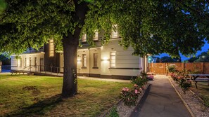 BBQ/picnic Area - Wigram Hotel (Christchurch)