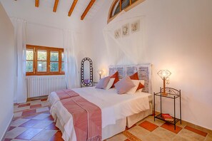 6 bedrooms, iron/ironing board, free WiFi, bed sheets - Spectacular villa in the center of Mallorca with heated pool, bbq and internet. (Selva)
