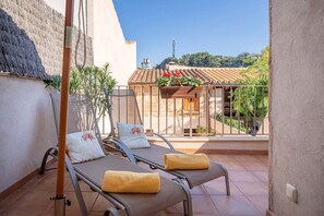 Terrace/patio - Charming house in the town of Pollensa with BBQ, pool, intertet and private parking. (Pollensa)