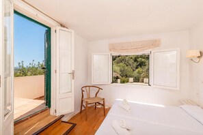 4 bedrooms, in-room safe, iron/ironing board, free WiFi