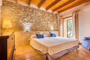 4 bedrooms, in-room safe, iron/ironing board, free WiFi - Villa LA COMA with incredible views, private pool, tennis court, BBQ and Wifi in the Pollensa countryside. (Pollensa)