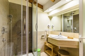Bathtub, towels - Villa LA COMA with incredible views, private pool, tennis court, BBQ and Wifi in the Pollensa countryside. (Pollensa)