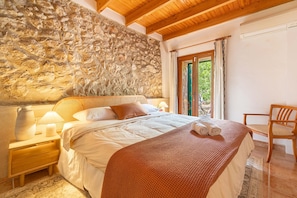 4 chambres, coffre-fort, fer et planche à repasser
