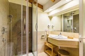 Bathtub, towels