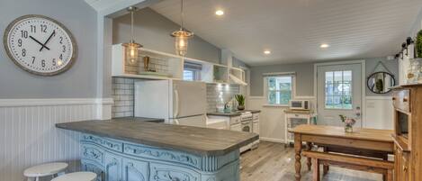 Køleskab, mikrobølgeovn, ovn, kogeplade