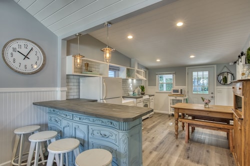 Modern Farmhouse Steps to Beach and Love Lane 