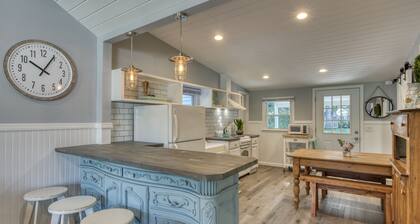 Modern Farmhouse Steps to Beach and Love Lane