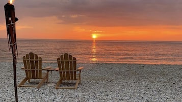 Plage à proximité, chaises longues, serviettes de plage