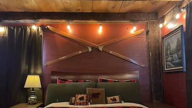 Une chambre confortable avec un lit, une table de chevet et une lampe.