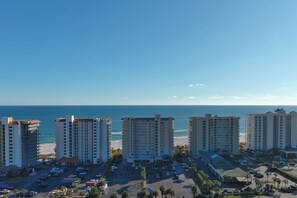 Un hôtel situé en bord de mer, composé de plusieurs immeubles de grande hauteur, doté d’un parking et offrant une vue sur l’océan.