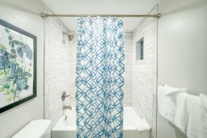 Ensemble douche/baignoire, sèche-cheveux, serviettes fournies
