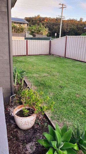 Property grounds - DUNES Anna Bay house close to beach with big yard (Anna Bay)