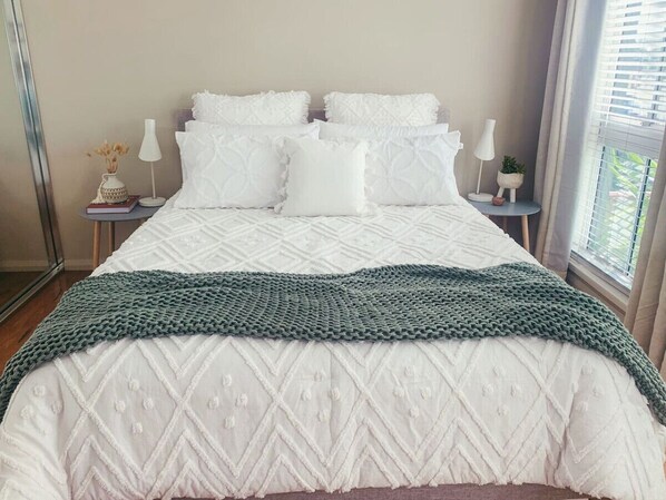 2 habitaciones, tabla de planchar con plancha, wifi y ropa de cama 