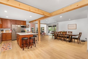 Fridge, microwave, oven, stovetop - Theater, playground, gameroom, arcade, large dining room, 20mi to PDX, 3bd/2ba (Ridgefield)