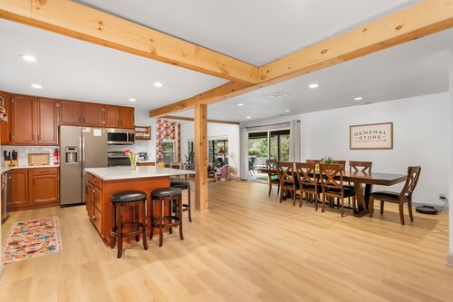 Theater, playground, gameroom, arcade, large dining room, 20mi to PDX, 3bd/2ba