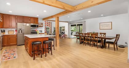 Theater, playground, gameroom, arcade, large dining room, 20mi to PDX, 3bd/2ba