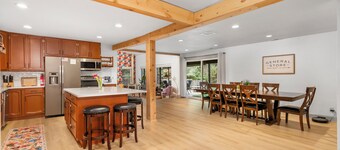 Theater, playground, gameroom, arcade, large dining room, 20mi to PDX, 3bd/2ba