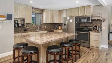 Refrigerador, microondas, horno, placa de cocina