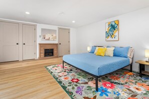 3 bedrooms, desk, soundproofing, iron/ironing board - Theater, playground, gameroom, arcade, large dining room, 20mi to PDX, 3bd/2ba (Ridgefield)