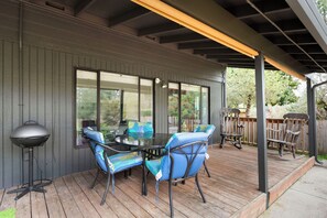 Outdoor dining - Theater, playground, gameroom, arcade, large dining room, 20mi to PDX, 3bd/2ba (Ridgefield)