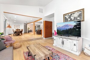 Smart-TV, Videospiele, DVD-Player, Tischfußball