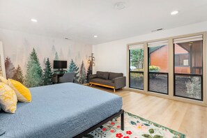3 bedrooms, desk, soundproofing, iron/ironing board - Theater, playground, gameroom, arcade, large dining room, 20mi to PDX, 3bd/2ba (Ridgefield)