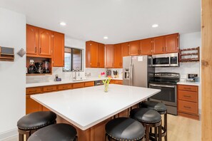 Fridge, microwave, oven, stovetop - Theater, playground, gameroom, arcade, large dining room, 20mi to PDX, 3bd/2ba (Ridgefield)