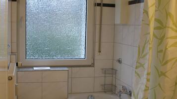 Badewanne, Haartrockner, Toilettenpapier