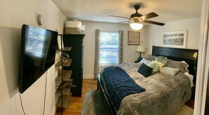 3 bedrooms, desk, WiFi, bed sheets - Remodeled 1910 Cottage Home in Historic Georgetown within one block of downtown. (Georgetown)