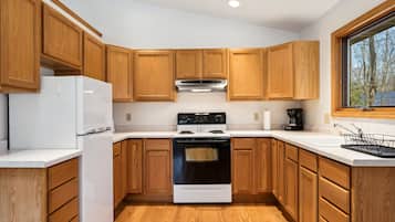 Fridge, oven, stovetop, coffee/tea maker