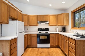 Fridge, oven, stovetop, coffee/tea maker