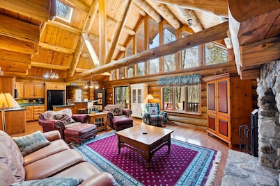 Charming 3-bedroom Log Cabin by the lake