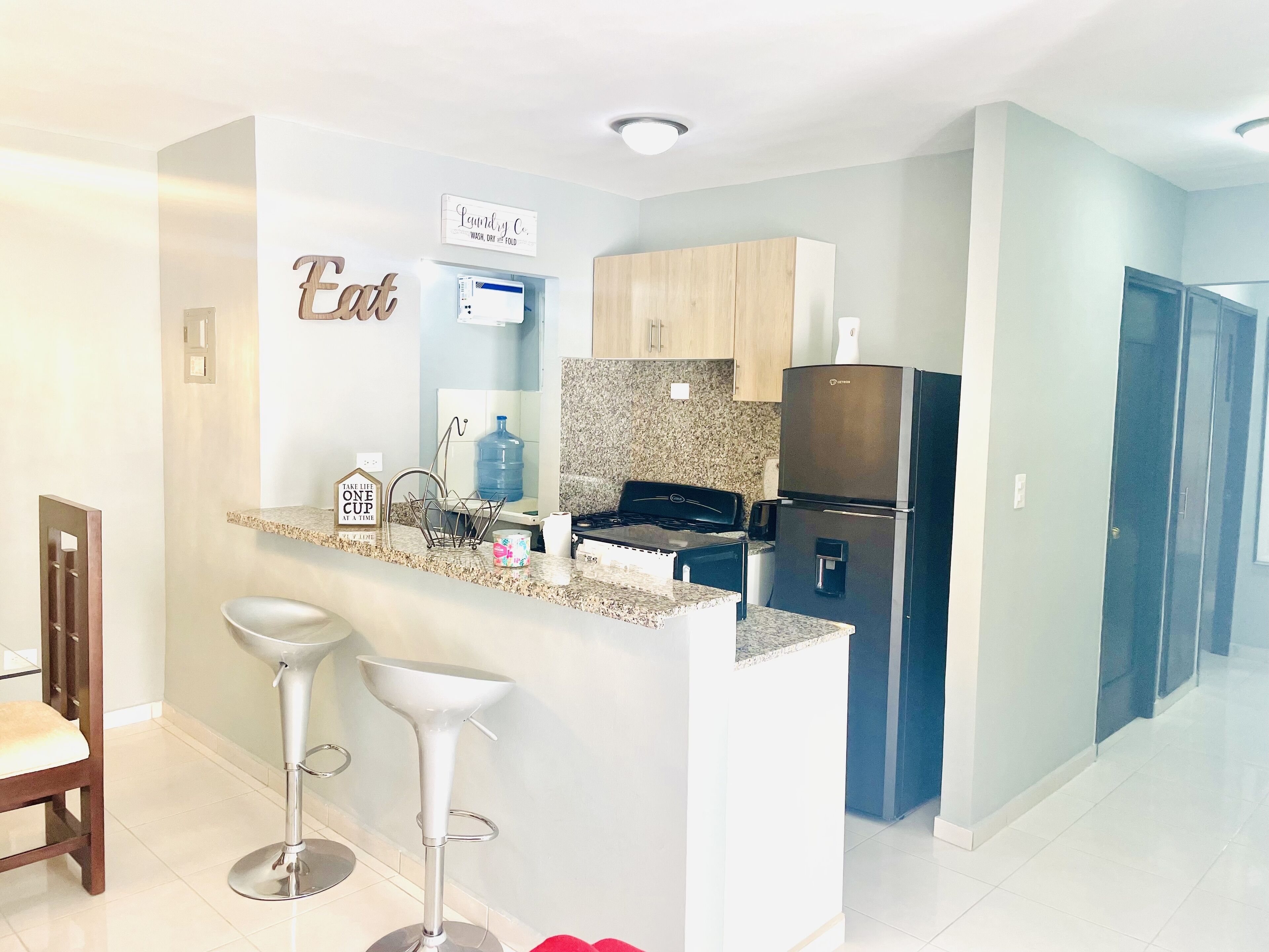 Microondas, cafetera o tetera y utensilios de cocina