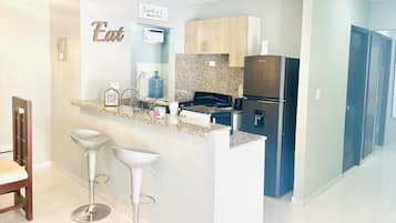 Microondas, cafetera y tetera y utensilios de cocina