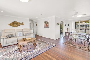 TV - Beach Views - Perfectly located to the beach and Lennox village (Lennox Head)