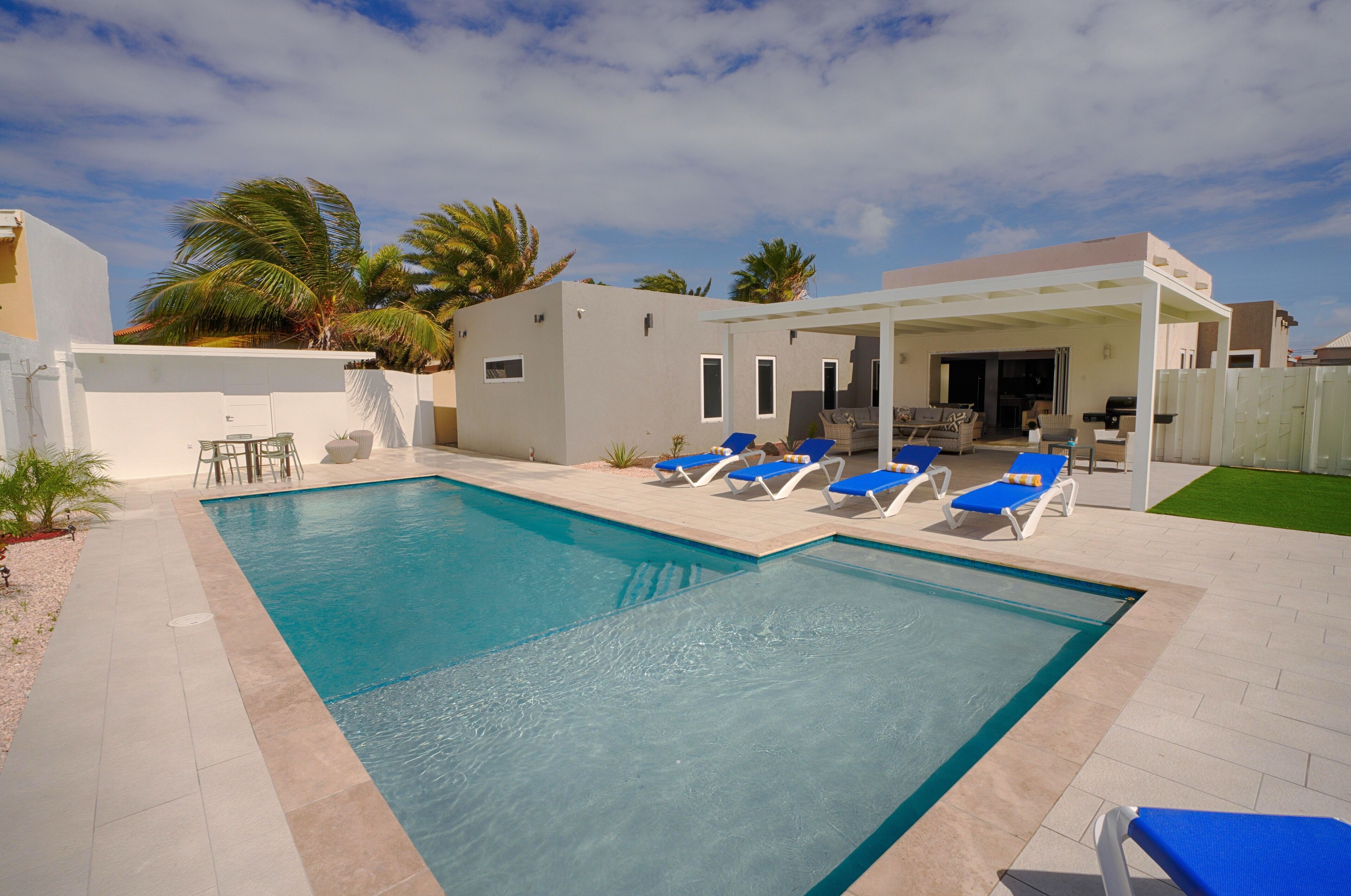 Only 5 minutes from the beach in a great neighbourhood