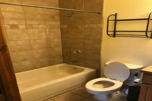 Bañera con ducha, secador de pelo, toallas, jabón