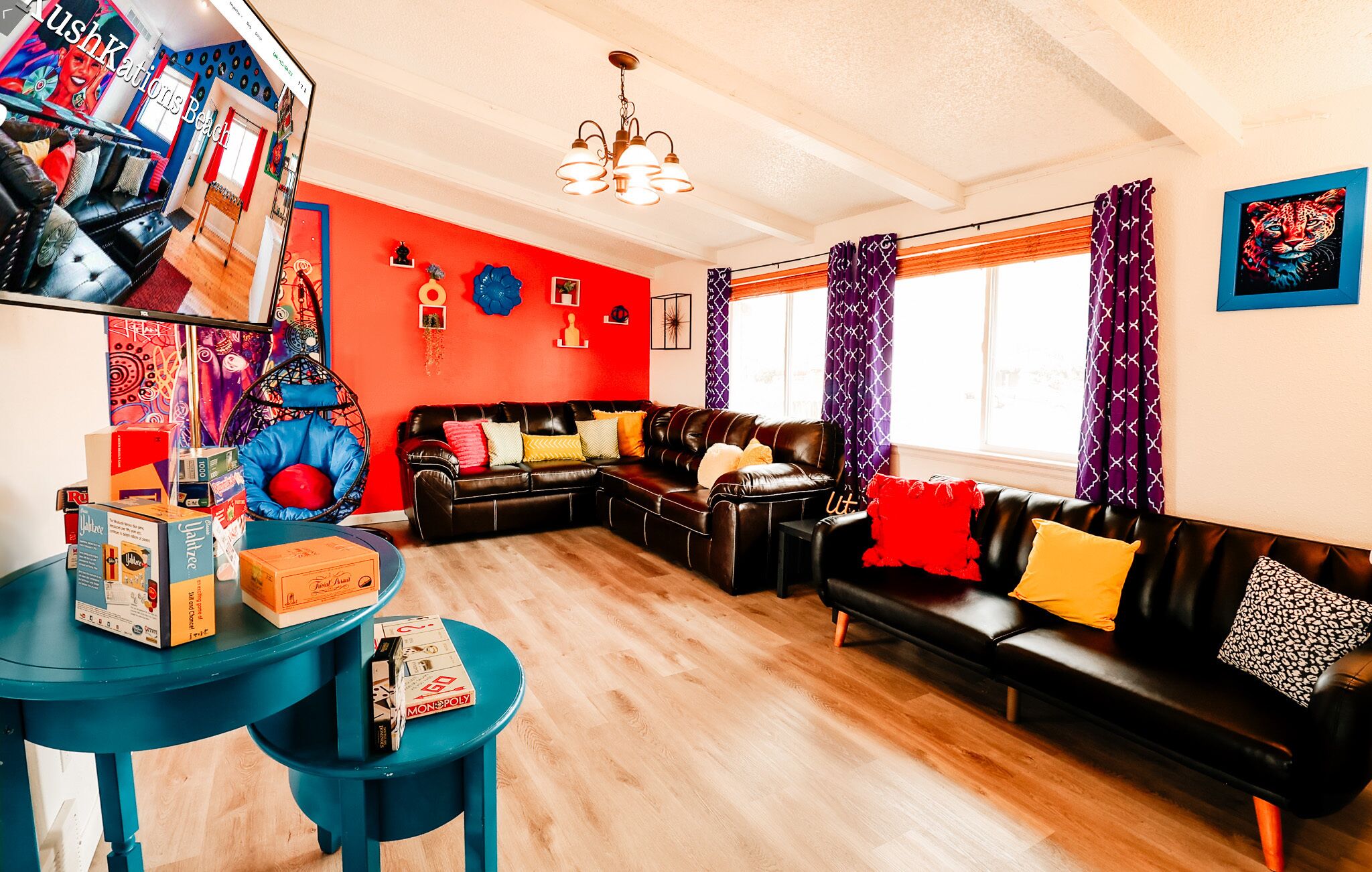 Een smart-tv, een open haard, videogames en tafelvoetbal