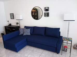 Smart TV, DVD player, books, stereo