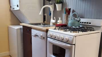 Een koelkast, een magnetron, een oven, een kookplaat