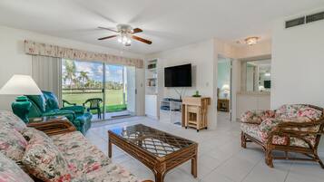 Apartamento, varias camas, patio, vistas al jardín (2-110 - No Pets Allowed) | Zona de estar | Una televisión