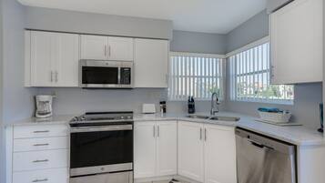 Apartamento, varias camas, vistas al jardín (6-142 - No Pets Allowed) | Cocina privada | Frigorífico, microondas, horno y placa de cocina