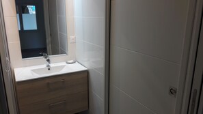 Dusche, Haartrockner, Handtücher, Seife