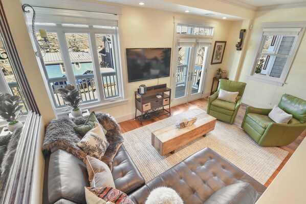 Smart TV, fireplace