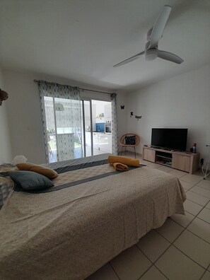 1 soverom, skrivebord, strykejern/-brett og reiseseng for barn