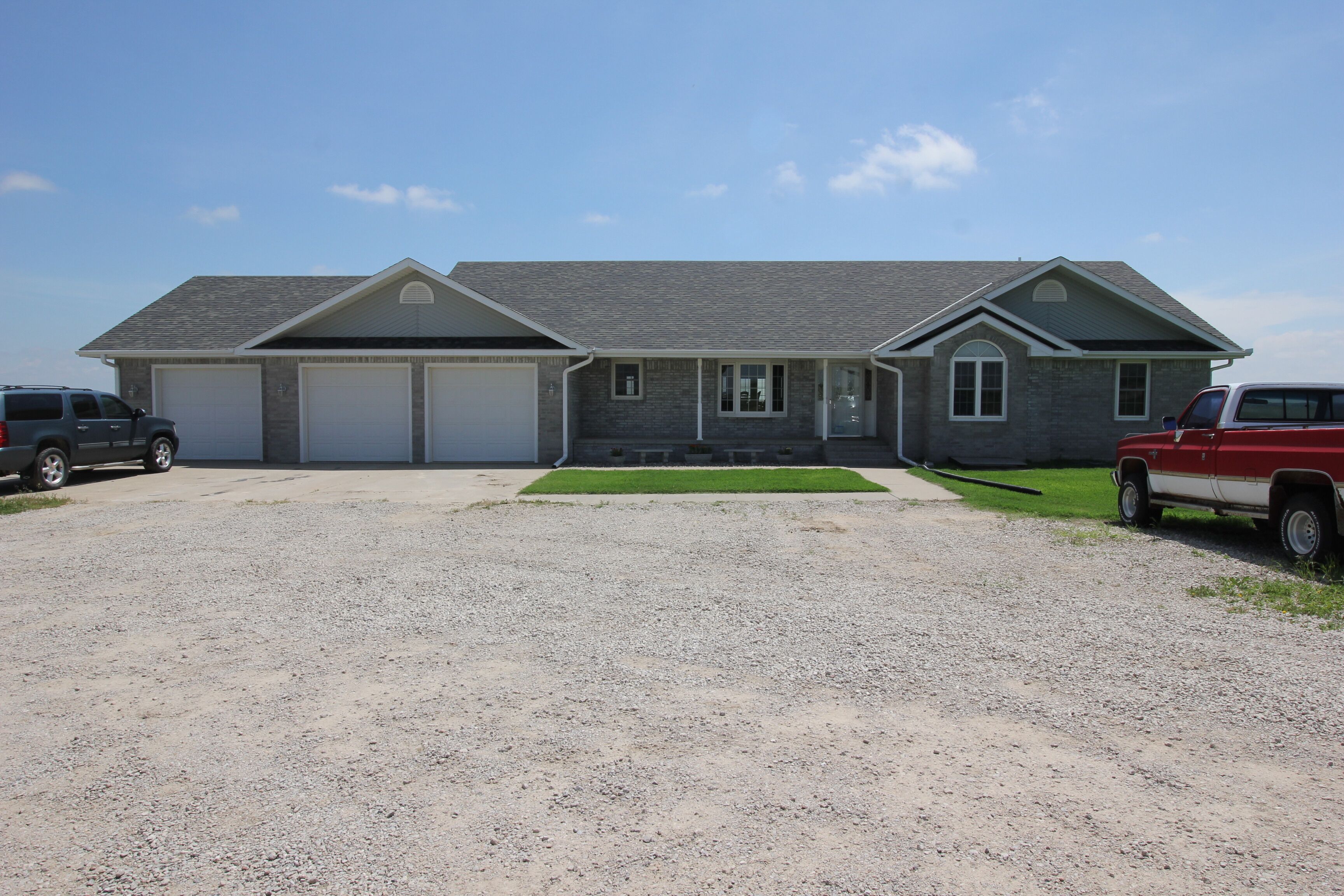 Spacious 6 bedroom house with a hot tub!!!