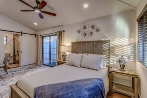 3 bedrooms, memory foam beds, desk, iron/ironing board - Private Tucson retreat,close to UofA,downtown,ev charger,Large yard,Pet friendly (Tucson)