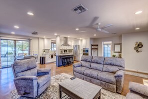 Smart TV, books, stereo, printers - Private Tucson retreat,close to UofA,downtown,ev charger,Large yard,Pet friendly (Tucson)