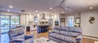 Private Tucson retreat,close to UofA,downtown,ev charger,Large yard,Pet friendly