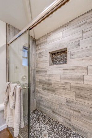 Combined shower/tub, hair dryer, towels, soap - Private Tucson retreat,close to UofA,downtown,ev charger,Large yard,Pet friendly (Tucson)
